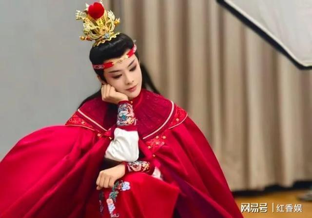 圈顶流必须德配位这次陈丽君要沉淀沉淀了冰球突破豪华版手机版从影视到传统艺术(图5)